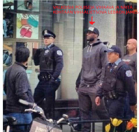 Valkoisten poliisien vihaaja, pallisti james lebron kävelyllä Michigan avenuella, valkoiset poliisit turvaavat.jpg