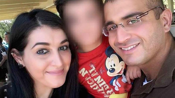 Terroristin leski  Noor Salman perhepotretissa kera tappajamiehensä.jpg