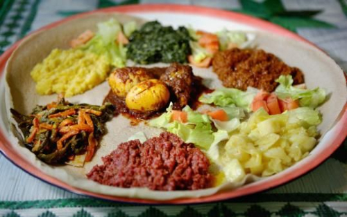 Teff-viljan jauhosta leivottuja injera-lettuja syödään erilaisten täytteiden kera Etiopiassa ja Eritreassa.jpg