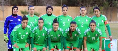 Algerialainen naisten jalkapallojoukkue. Kannattaa huomioida, että pelaaminen on mahdollista myös muslimihuiviin pukeutuneena.jpg