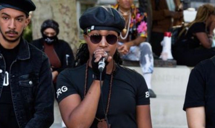 blm-aktivisti Sasha Johnson vaatimassa brittipoliisin lopettamista.jpg