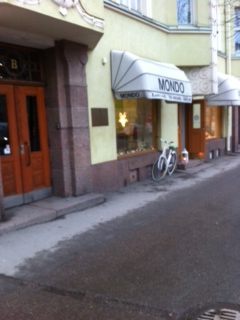 Pohjoinen Rautatienkatu, Kampaamossa lukee Mondo