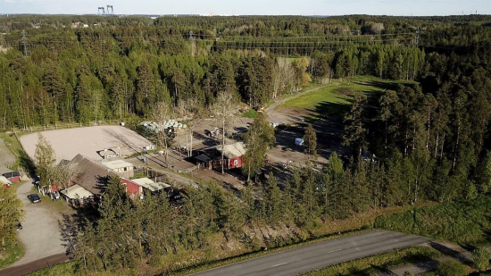 Ilmakuvaa SR Tallin tiluksilta.jpg