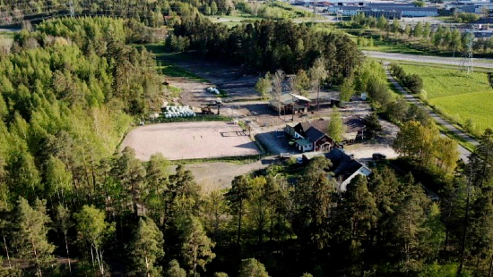 Lisää ilmakuvaa SR Tallin tiluksilta.jpg