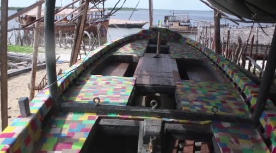 Muovijätteestä tehty vene rakennusvaiheessa. Kuvakaappaus videolta.jpg