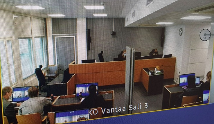 Itä-Uudenmaan käräjäoikeus käsittelee Kuusijärven laituritapausta. Yleisö seuraa oikeudenkäyntiä videoyhteyden välityksellä. Kuva Antti Halonen.