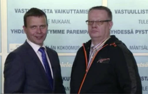 Valtiovarainministeri Petteri Orpo (kok) kehui vaalivideolla Tommi Auraa. (KUVAKAAPPAUS VAALIVIDEOSTA)