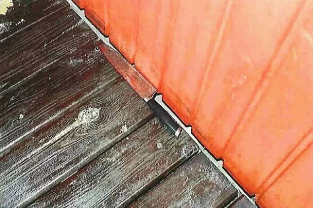 Veitsi löytyi terassilta seinän vierestä. KUVA: ESITUTKINTAMATERIAALI
