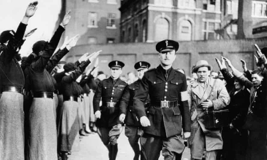 Sir Oswald Mosley Lontoossa 1939. Kannattajat tervehtivät Mosleytä natsitervehdyksellä.jpg