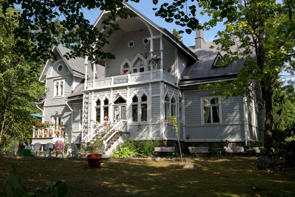 Merkittävä osa alueen rakennuksista on kuitenkin tällaisia suojeltuja kaunokaisia kuten tämä kahvilana toimiva Helsingin kaupungin omistama rakennus.jpg