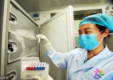 TRUST THE SCIENCE - Wuhanin tutkija käsittelemässä virusnäytteitä ilman toimivia suojavälineitä.jpg