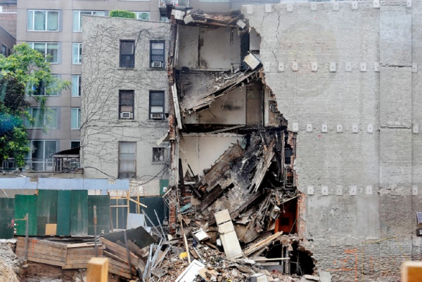 Osittain romahtanut talo New Yorkissa kesällä 2020.jpg