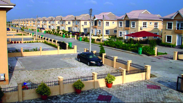 Uusi keskiluokkainen asuinalue - Lagos, Nigeria.jpg