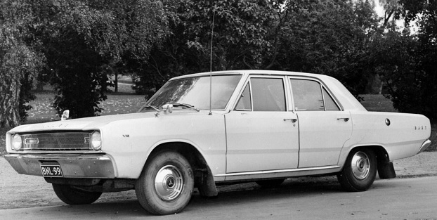 Merkintä etulokasuojassa kertoo, että Dartissa oli "voimamoottori". Auton tarina on käyty läpi sivulla 2. Kuva Sanoman arkisto, kuvateksti dl.