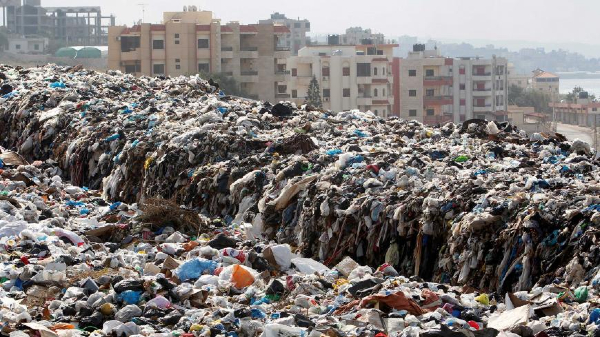 Asutuksen keskelle kasattuja jätekasoja Jiyehissä Beirutin eteläpuolella. Kuva on otettu 29.11.2017.jpg