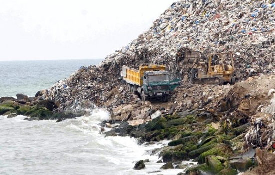 Beirutilainen kaatopaikka meren rannassa.jpg