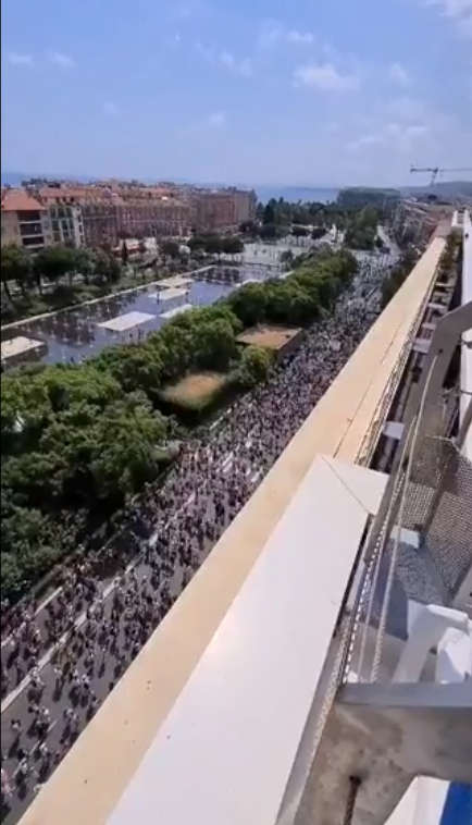 Nizzassa  LIBERTE-mielenosoittajia oli silminkantamattomiin, toinen kuvakulma.jpg
