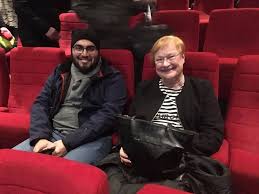 Halonen (oik) on monen demarin sekä muiden punikkien käsitys hyvästä presidentistä. Tuleva avustajansa puolellaan.