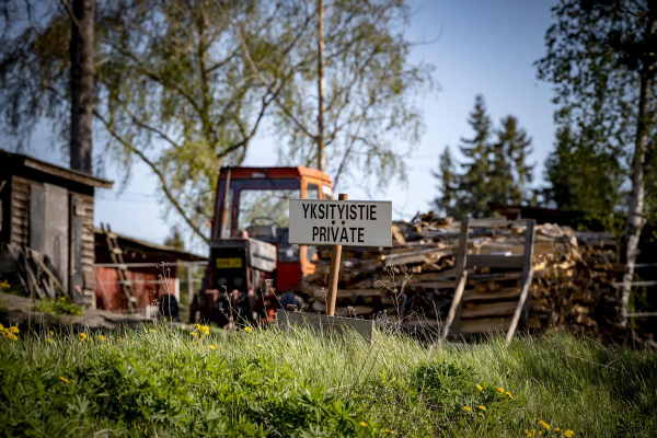Tämä kyltti seisoo ilmeisesti SR Tallin alueella. Maksullista vapaa-ajan toimintaa tarjoavien yritysten portilla on yleisemmin Tervetuloa-kyltti.jpg