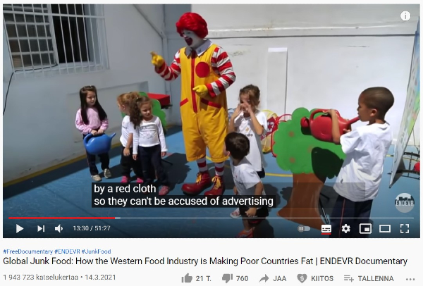 Ronald McDonald vierailee monien maiden kouluissa ja päiväkodeissa tervehtimässä lapsia. Tässä Ronald on päiväkotivierailulla Brasiliassa, missä ihmisten ylipainoisuus on lisääntynyt nopeasti.jpg