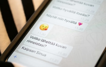 Tekojen aikaan alaikäinen poika painosti nuoria tyttöjä lähettämään alastonkuvia eri viestipalveluiden kautta. Kuvituskuva. Kuva: Henrietta Hassinen