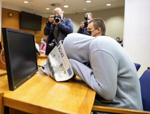 Syytetty piiloutui huppariin ja meni kyyryyn. Teksti dl, kuva Petri Huhtinen / Aamulehti.
