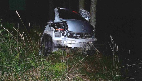 Auto romuttui onnettomuudessa pahoin ja katkesi keskeltä kahtia. KUVA: POLIISIN ESITUTKINTAPÖYTÄKIRJA