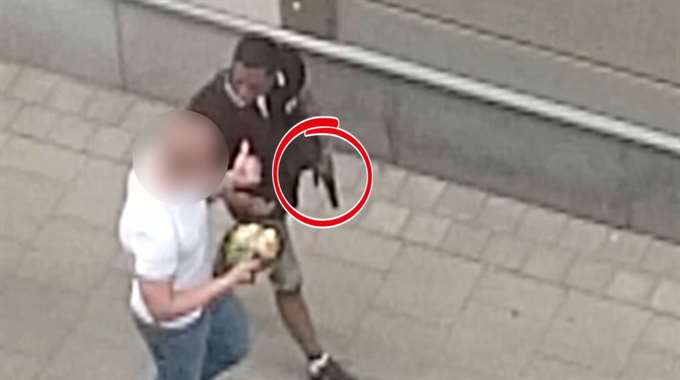 Merhawi tykkäsi kävellä ase kädessä Tukholman keskustassa vielä hengen pihistessä.jpg