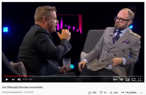 Kaksi viihdekäyttäjää harrastamassa sosiaalipornoa suomalaisten olohuoneissa.jpg