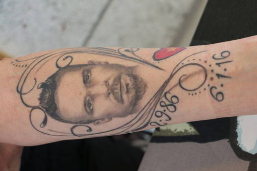 Outi Pätärin käteen on tatuoitu kuva Terosta, joka murhattiin Ajoksessa vuosi sitten loppiaisena. (MIRJA RINTALA)