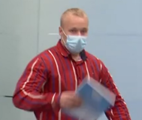 Sekuntia myöhemmin hän huomasi kuvaajat ja veti kirjan kasvojensa suojaksi. Teksti dl, Kuvakaappaus mtv:n videolta.