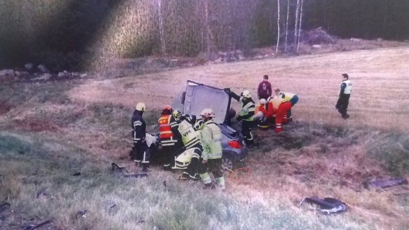 Poliisin esitutkintamateriaalista nähtävistä kuvista näkyy, kuinka autot olivat romuttuneet kolarissa lunastuskuntoon..jpg
