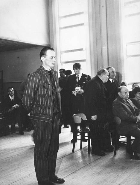 Surmatessaan neljä poliisia sekatyömies Tauno Pasanen oli 34-vuotias. Kuvassa Pasanen oikeuden edessä Pihtiputaalla huhtikuussa 1969. (KUVA: HS)