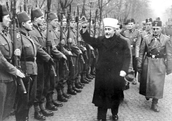 Jerusalemin suurmufti Amin al-Husseini tervehtimässä Natsi-Saksan joukoissa palvelleita bosniakkisotilaita.jpg