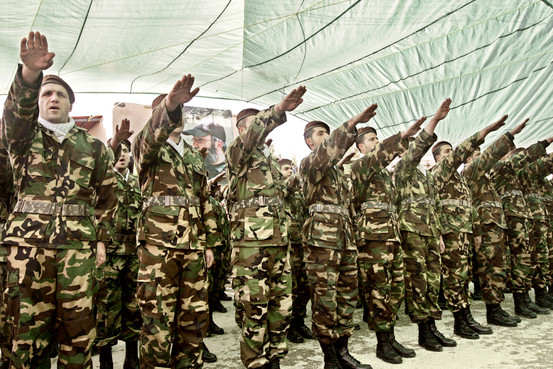 Hizbollah-järjestön libanonilaiset sotilaat harjoittelivat vuonna 2008 historiasta tuttua tervehdystä.jpg