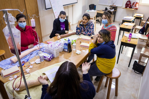 Harpur Nursing School -oppilaitoksen oppitunti käynnissä Egyptissä.jpg