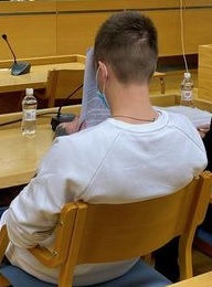 Taposta syytetty nuorukainen peitti kasvonsa tiedotusvälineiden kuvissa. Kuva mtvuutiset.