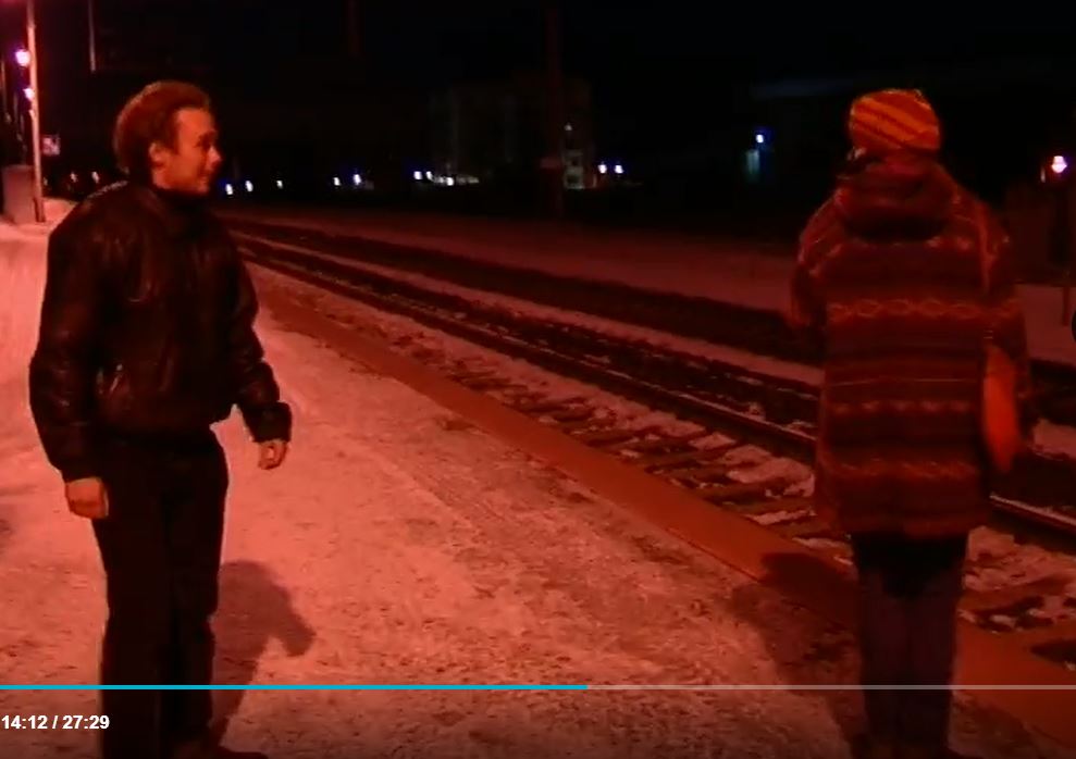 YlenKadonneetsarjastaNäyteltyKohtaus_MiesTuleeAsemallaHellunLuokse.JPG