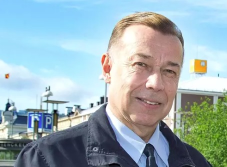 Linja-autoyhtiö Väinö Paunun toimitusjohtaja ja hallituksen puheenjohtaja Martti Paunu tuomittiin törkeästä rattijuopumuksesta. Aamulehti kuvasi hänet Tampereen Keskustorilla heinäkuussa 2014. KUVA: ILKKA LAITINEN / AAMULEHDEN ARKISTO