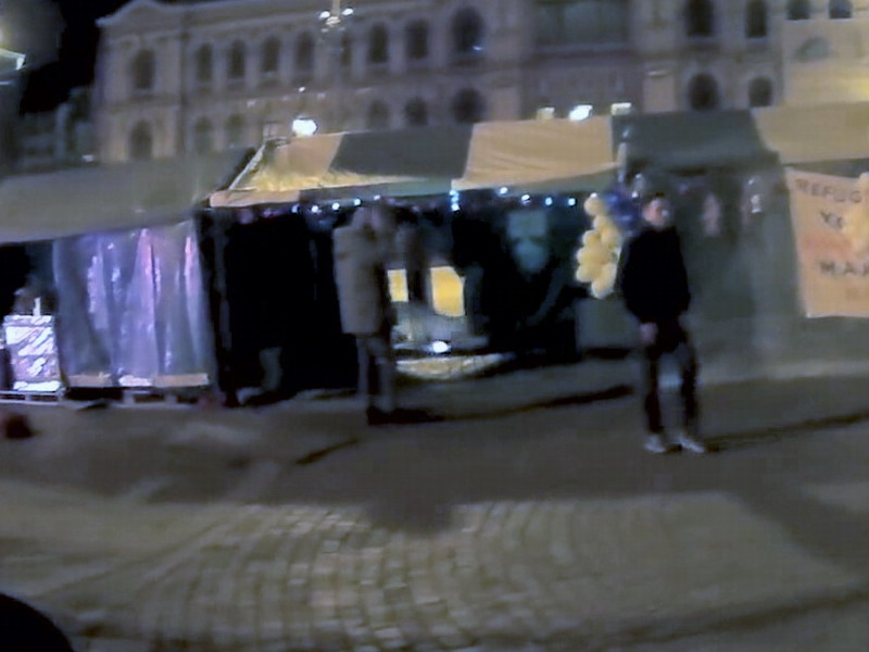liekit häkkyrän päällä, ei maassa