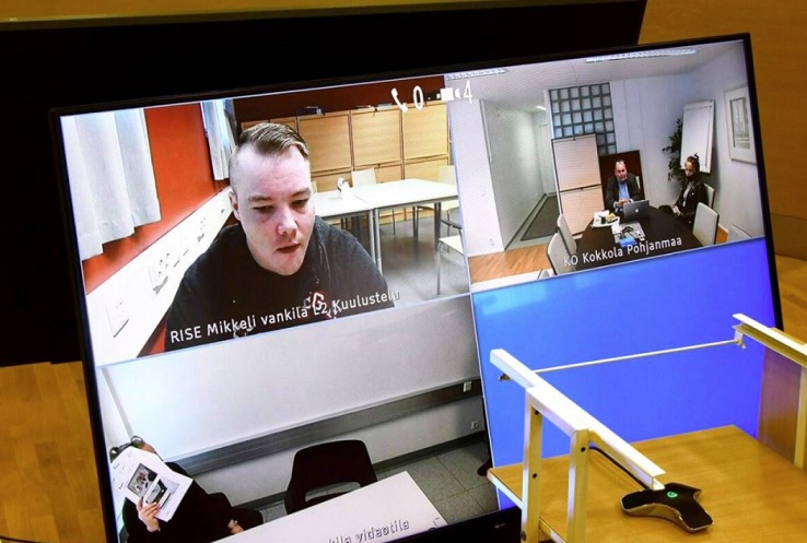 Käräjäoikeuden istunto pidettiin toukokuussa videoyhteyden välityksellä. Kuvaruudussa vasemmalla näkyvät Veera Ahola ja Hannes Lindfors. KUVA: TOMI HIRVINEN