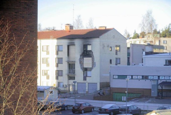 Räjähdyksessä vahingoittunut kerrostalo remontoidaan, mutta aikataulu on vielä avoinna. Kuva Tiina Laine.