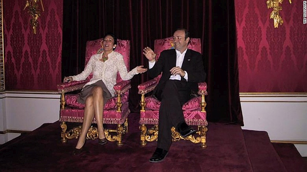 A photo taken during a private tour of Buckingham Palace: https://edition.cnn.com/2020/07/04/uk/maxwell-spacey-throne-gbr-intl/index.html , they were invited to Buckingham Palace by Prince Andrew in 2002.