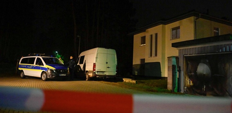 Poliisit tekivät tutkintaa perheen kotitalossa Königs Wusterhausenin kaupungissa viime viikonloppuna. KUVA: JOHN MACDOUGALL / AFP / LEHTIKUVA