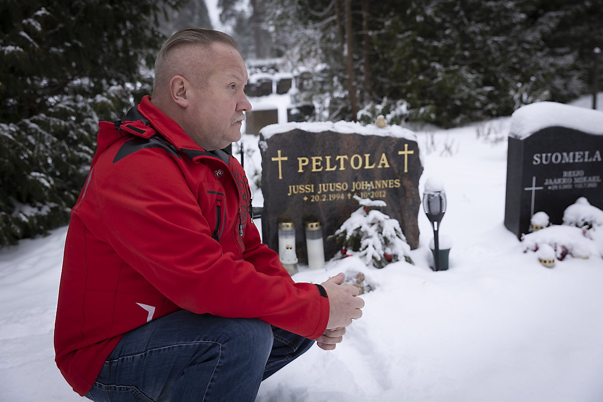 Juha Peltola perheineen sai haudata lähes vuosikymmenen kateissa olleen Jussi Peltolan lokakuussa Riihimäen hautausmaalle. – Nyt meillä on paikka, jossa käydä Jussia muistelemassa, isä sanoo. Kuvat: Riku Hasari.