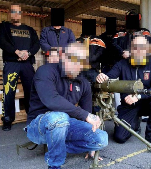 Cannonballin Hämeenlinnan osasto julkaisi syyskuussa 2020 Facebookissa kuvan "tyky-päivästä", jossa harjoiteltiin erilaisten ampuma-aseiden käsittelyä. Ralli on vasemmalla takana. POLIISI