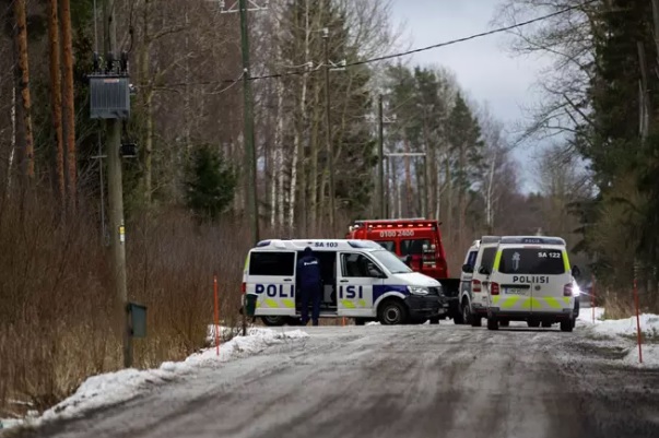 Poliisiautoja pyöri etsintäoperaation takia Porin lentoaseman liepeillä Katinkuruntiellä ja Ilmailuopistontiellä sunnuntaina. KUVA: VEERA KORHONEN