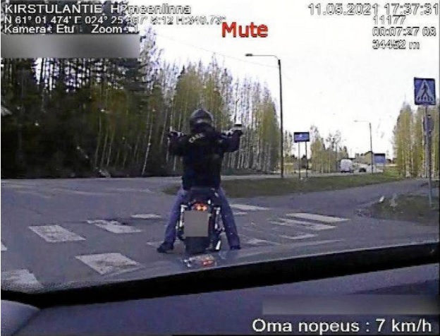 Poliisi pysäytti vastaan kaahanneen Cannonballin kokelasjäsenen Hämeenlinnassa. POLIISI