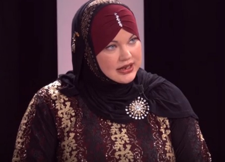 Suomalainen Maryam kääntyi muslimiksi 20 vuotta sitten. Videolla hän varoittaa riskeistä, jotka liittyvät al-Holin leirillä olleisiin naisiin ja lapsiin.