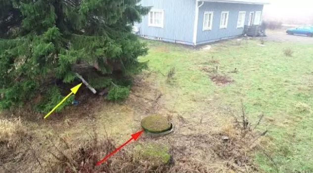 Ruumis löytyi kaivosta talon nurkalta. Surmassa käytetty puupölkky lojui kuusen alla. KUVA: HOVIOIKEUDEN ASIAKIRJAT